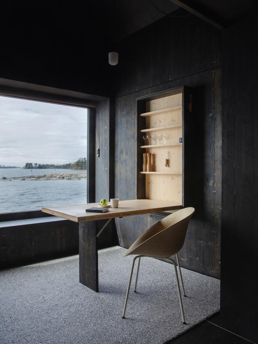 Slå ud skrivebord og stol i beige med hvid ben