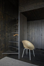 Skalstol i beige med hvide ben 