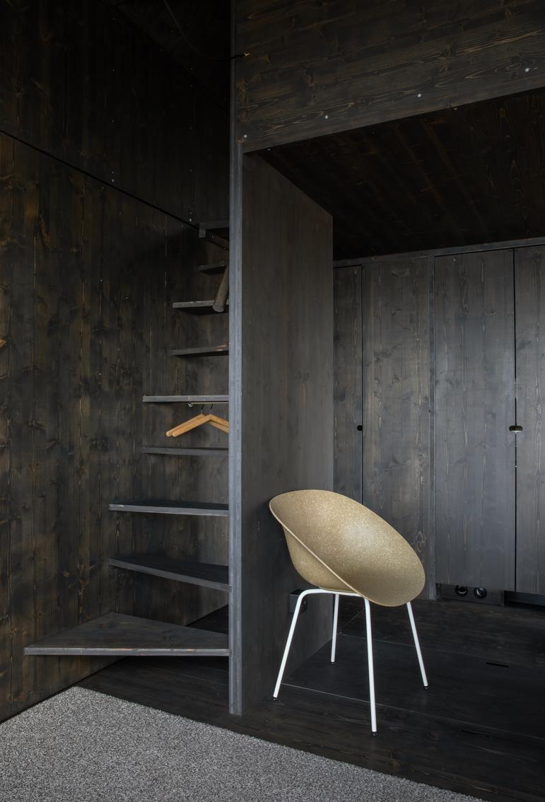 Skalstol i beige med hvide ben 