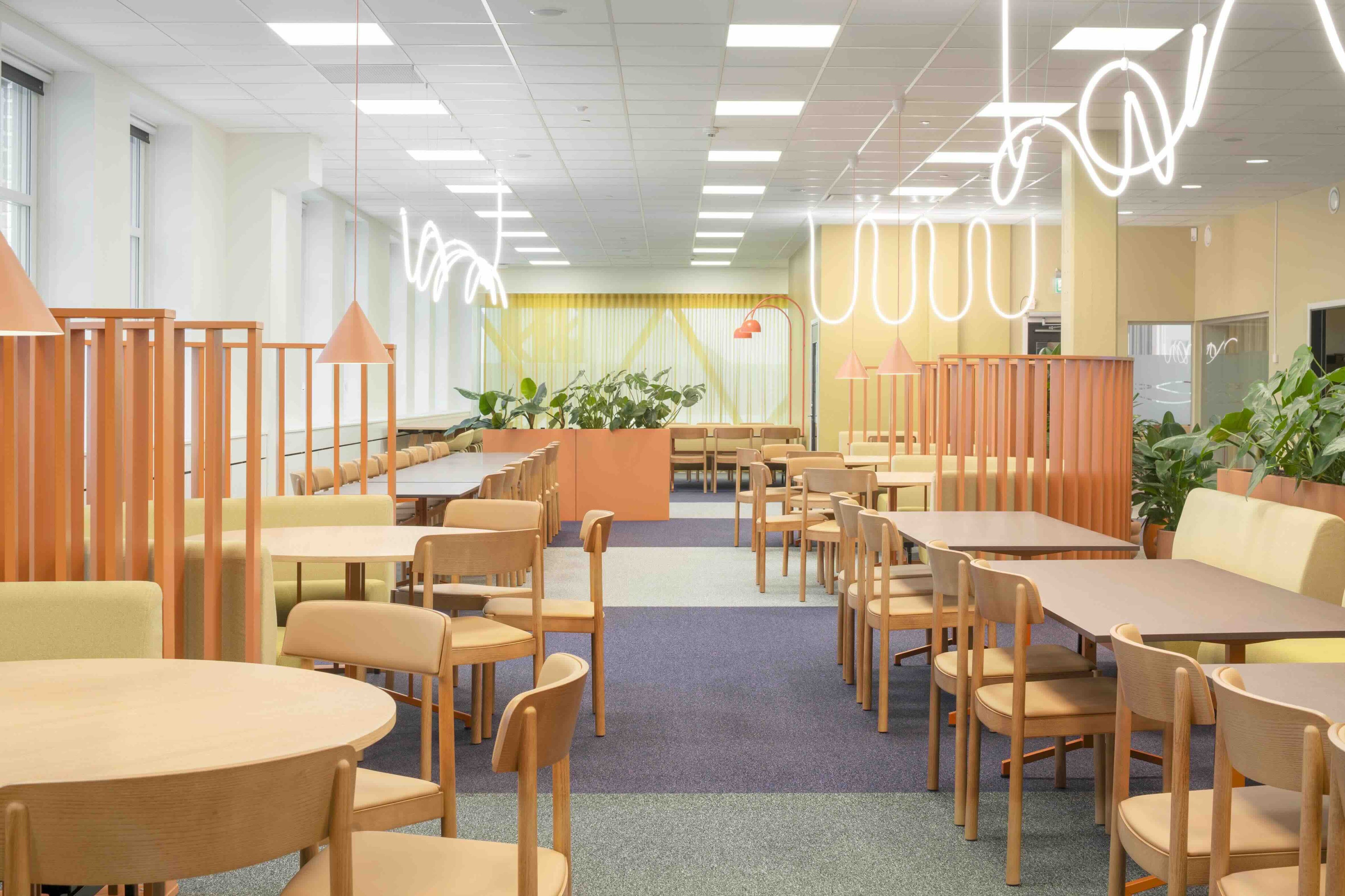 Timb spisebordsstol med polstring i læder fra Normann Copenhagen