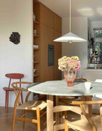 Spisestue med spisebord i marmor