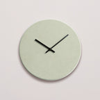 Vægur i mintgrøn  med sort viser 