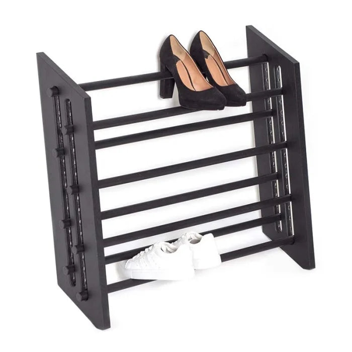 Skostativ i sortbejdset træ med sko på