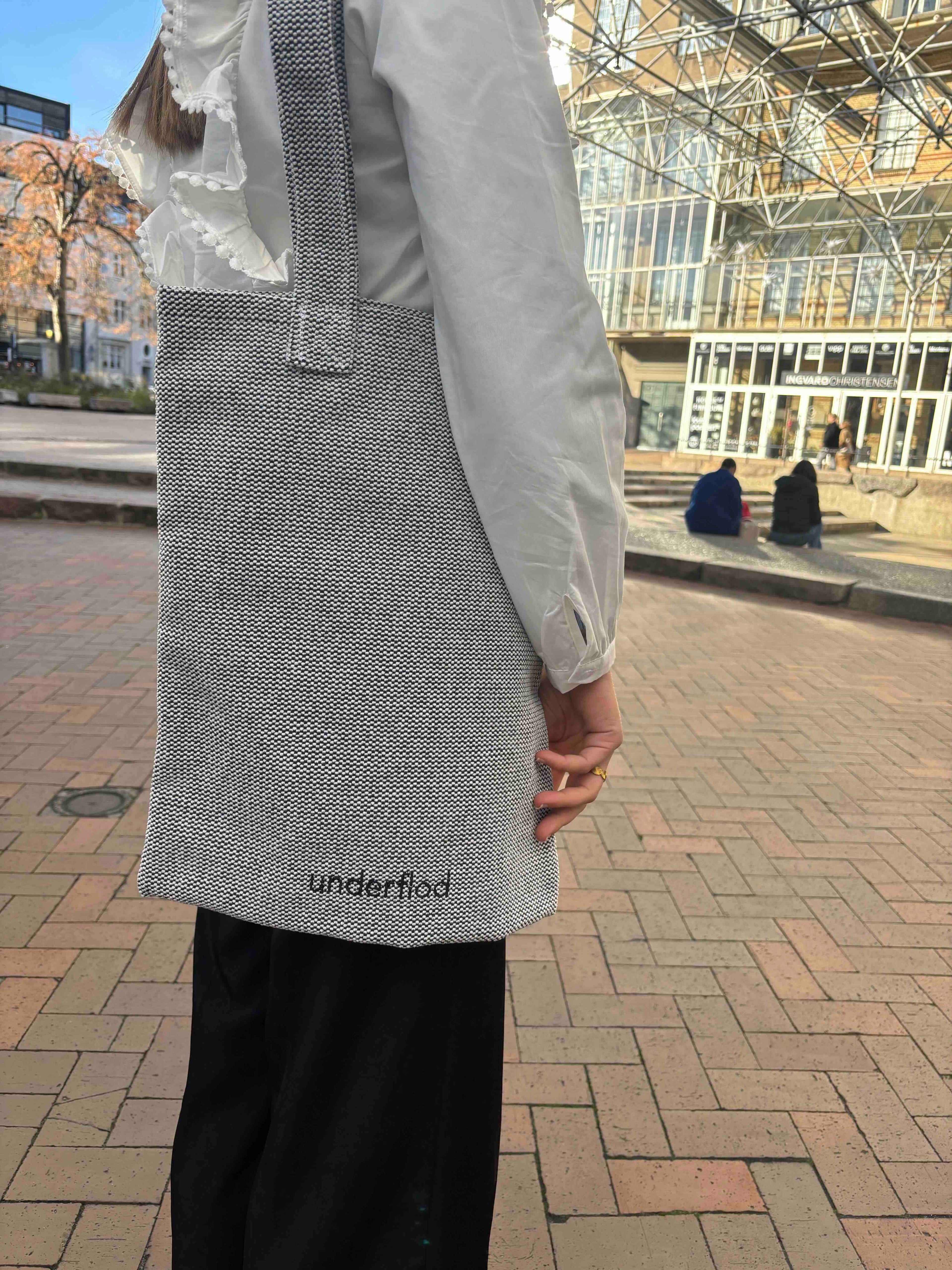 Nærbillede af en mulepose som en kvinde har på udenfor. 