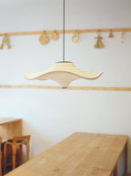 Loftlampe over træbord