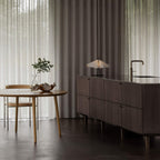 Livsstilsbillede med bordlampe tændt på køkken ø