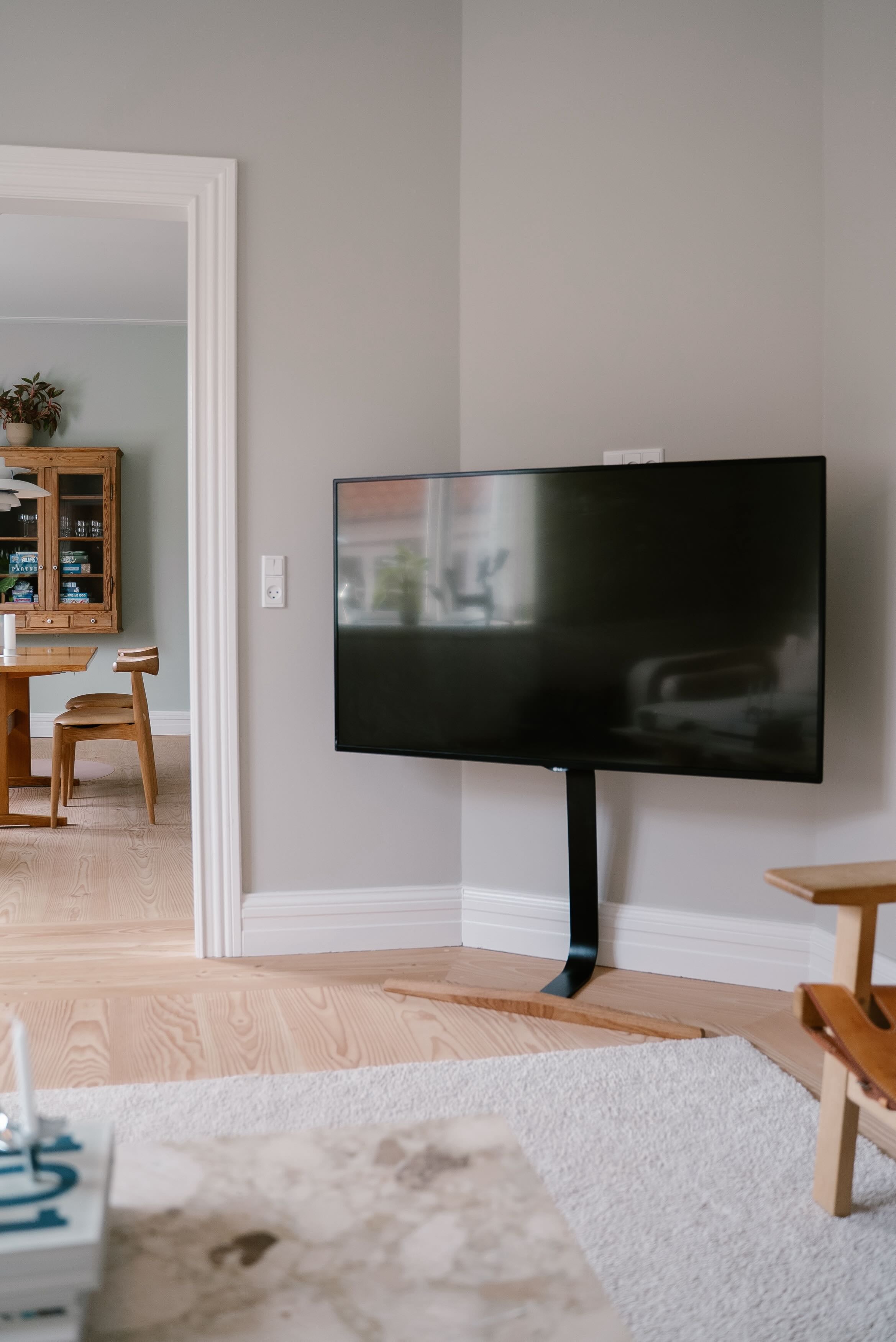 Nomi tv stander i et hjem