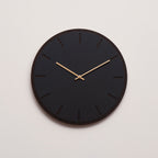 Mørkt ur med guld visere