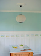 Køkken ø med loftlampe i hvid med sorte detaljer 