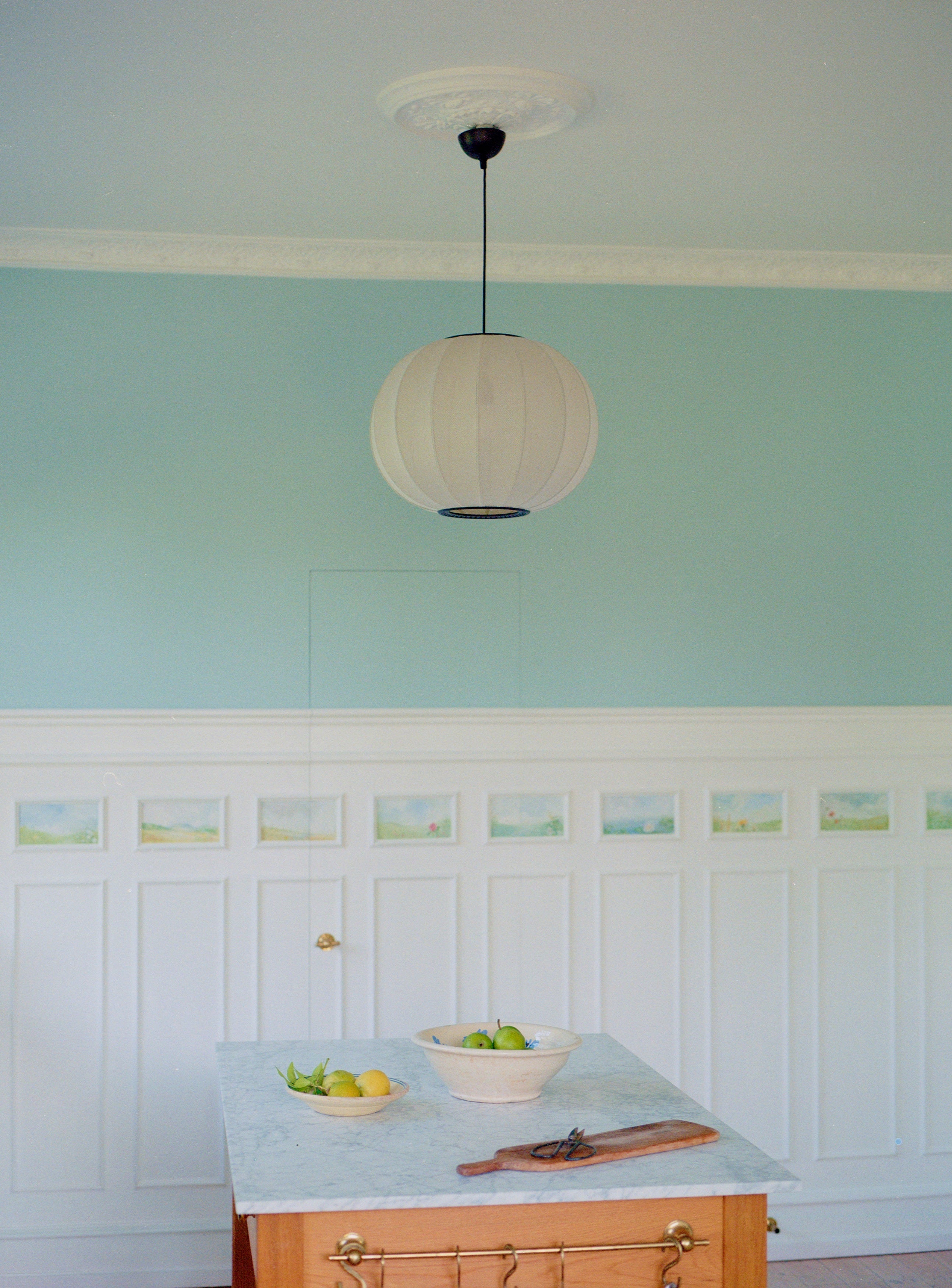 Køkken ø med loftlampe i hvid med sorte detaljer 