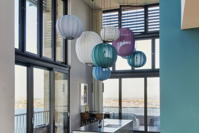 Spisestue med store lamper i blå, lille og hvide 