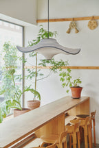 Loftlampe hænger ned over træ bord