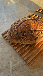 Træskærebræt i køkken med frisk brød