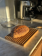 Træskærebræt i køkken med frisk brød