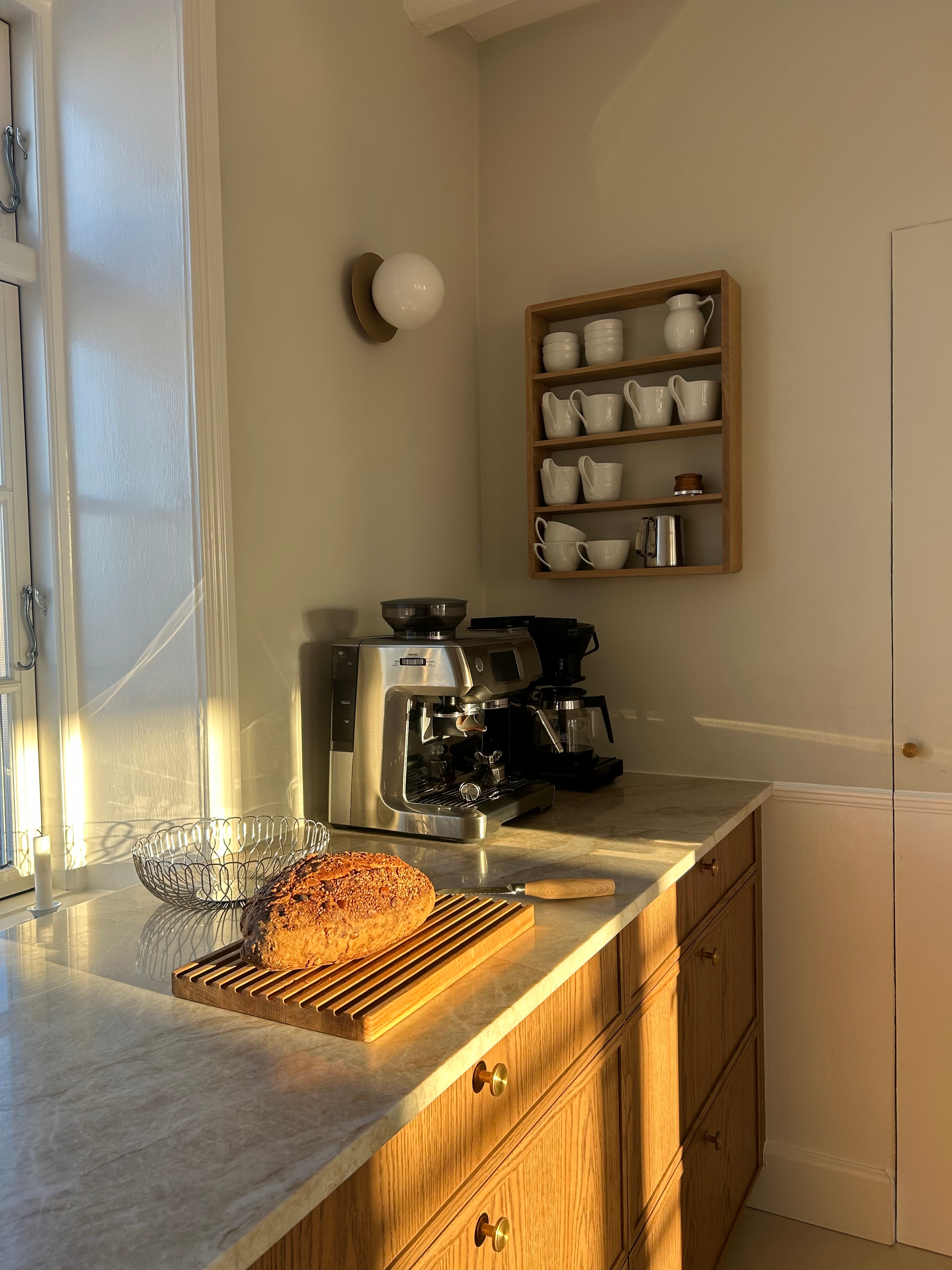 Træskærebræt i køkken med frisk brød