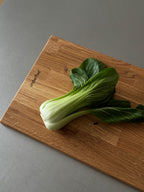 Skærebræt i træ med friske grøntsag