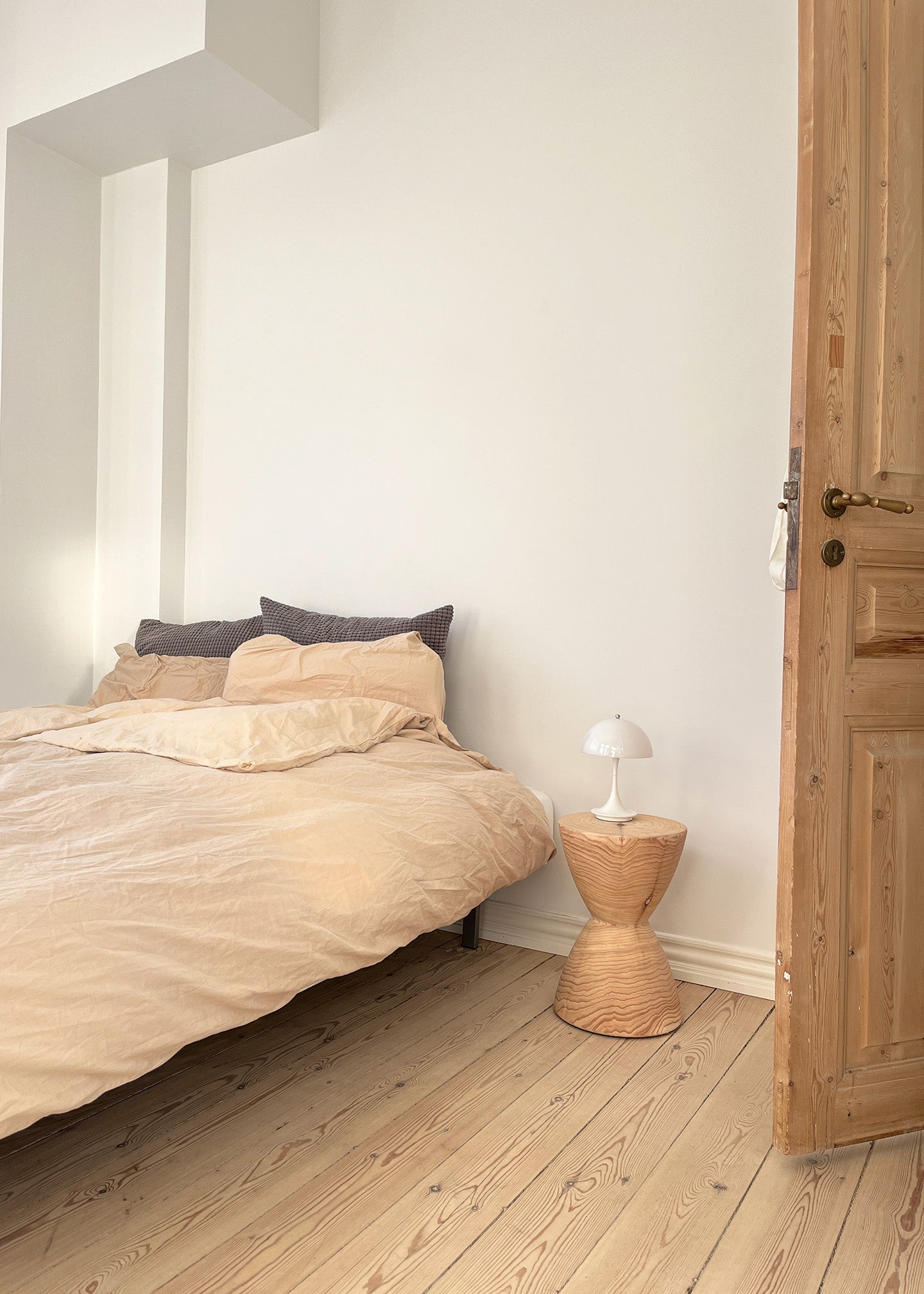 Sengebord i Thuja træ - Gry af Katholm