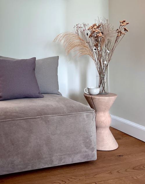 Planteopsats som sidebord til sofa