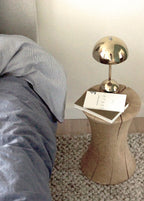 Sengebord i egetræ med lampe