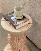 Sidebord med kaffekop og bog - SIF af Katholm fra Noeje