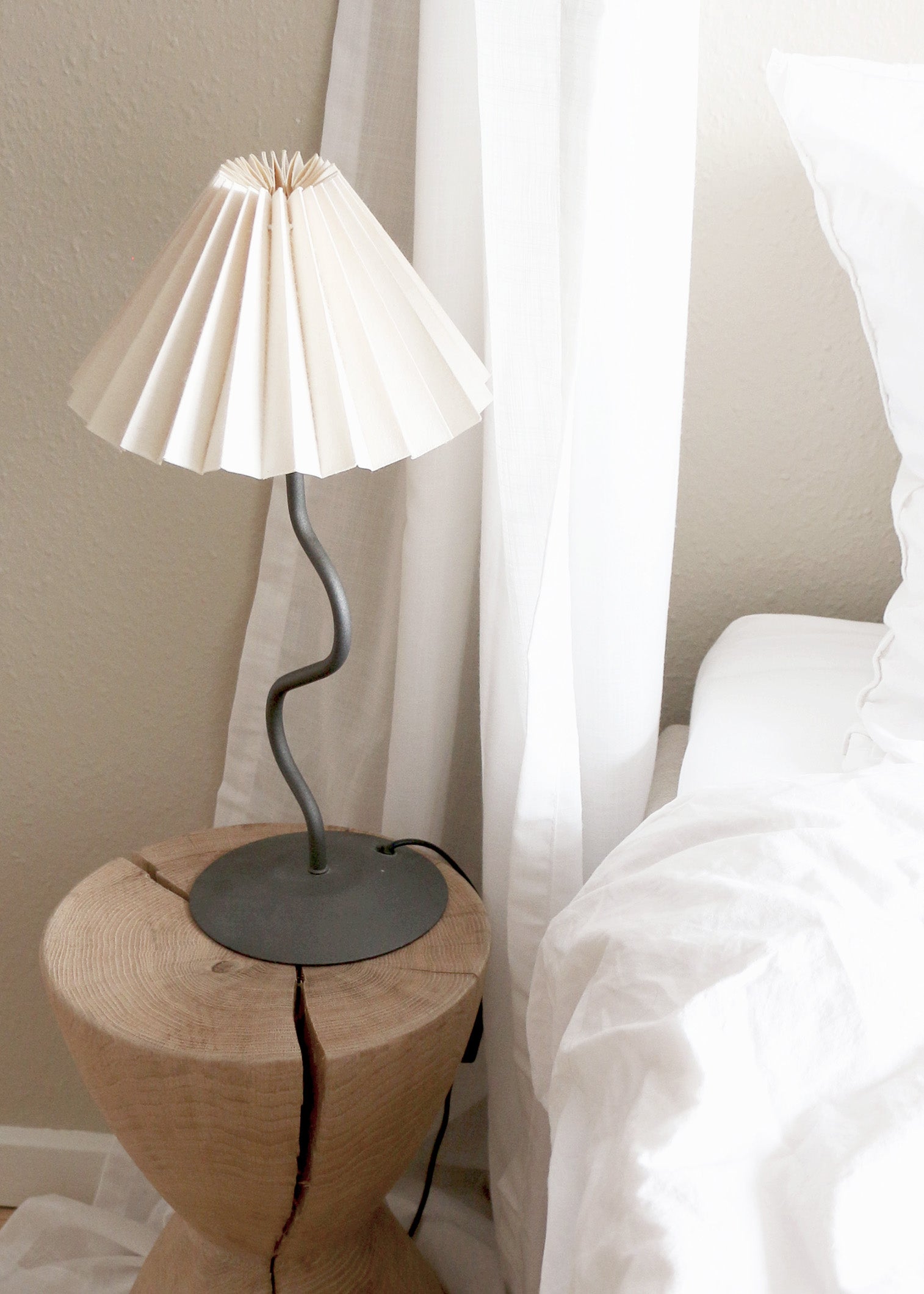 Sengebord med lampe - Noeje 