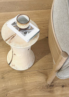 Sidebord med kaffekop og bog