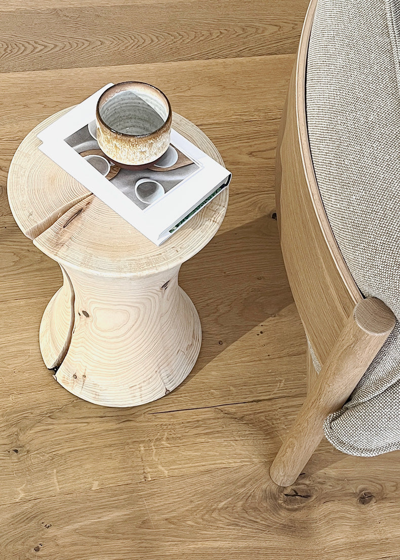 Sidebord med kaffekop og bog