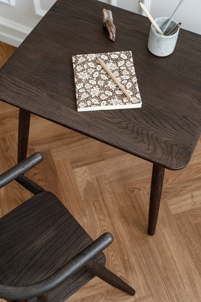 Børnemøbler i mørk bejset egetræ