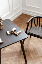 Børnemøbler i mørk bejset egetræ