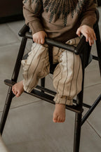 Højstol i mørk bejset egetræ