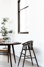 Højstol i mørk bejset egetræ