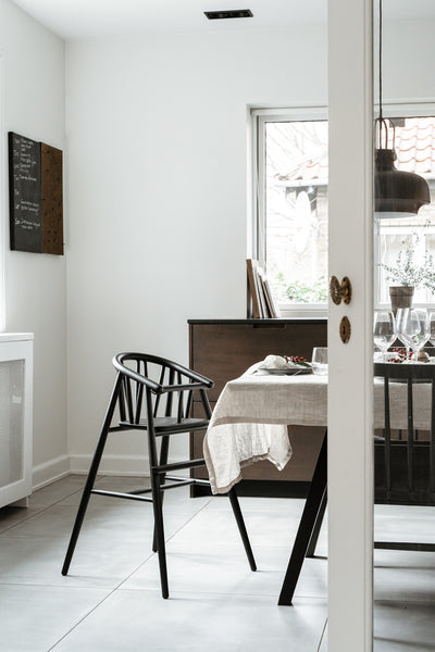 Højstol i mørk bejset egetræ