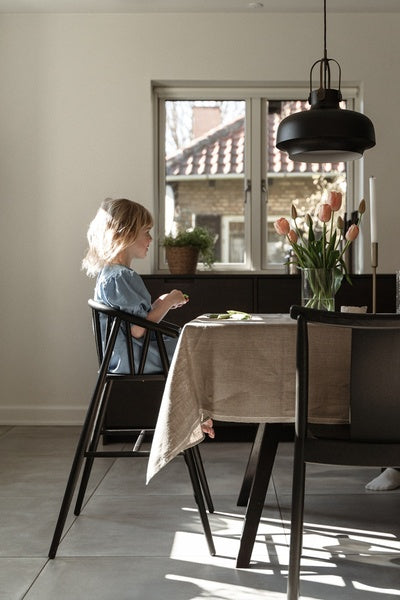 Højstol i mørk bejset egetræ