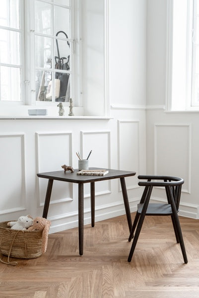 Børnemøbler i mørk bejset egetræ