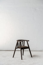 Børnestol i sort bejset egetræ