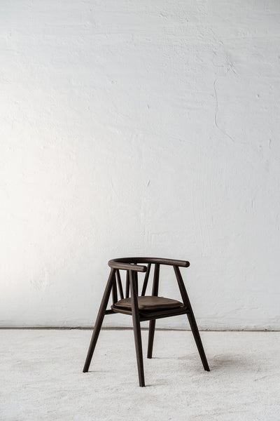 Børnestol i sort bejset egetræ