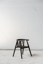 Børnestol i sort bejset egetræ