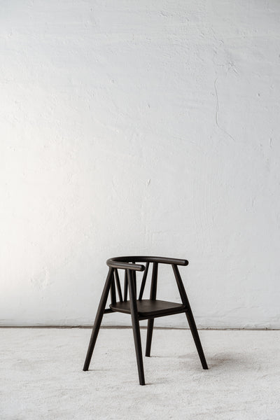 Børnestol i sort bejset egetræ