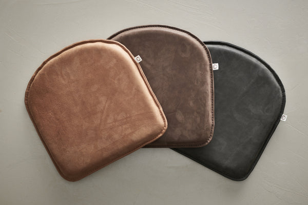 Puder i læder i mørke farver