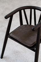 Børnestol i mørk bejset egetræ