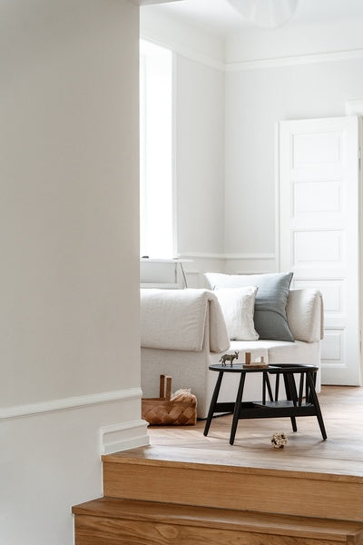 Børnestol med bord i mørk egetræ