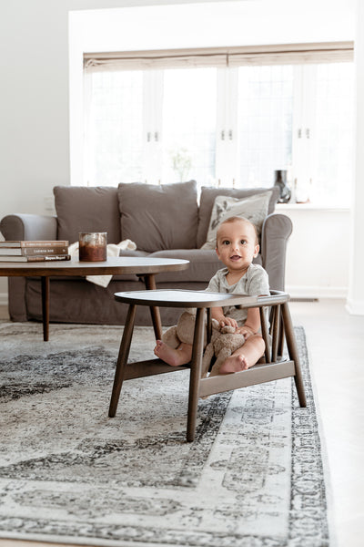 Børnestol med bord i mørk bejset egetræ