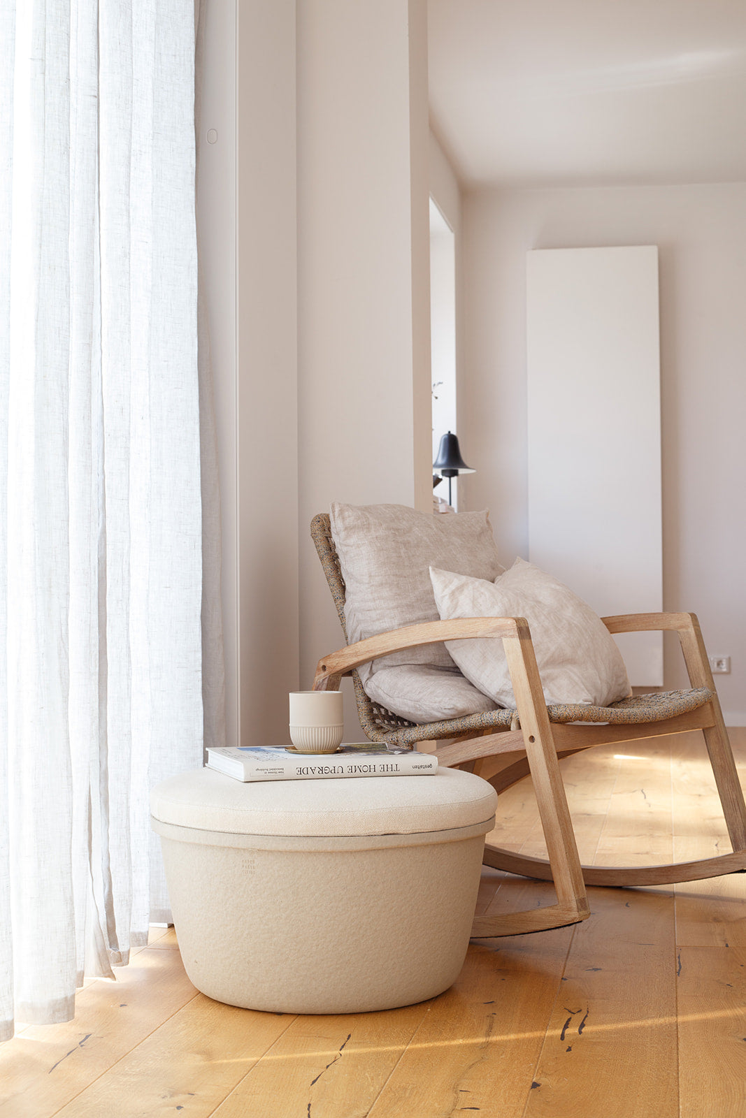 Gyngestol i træ med puf som sidebord