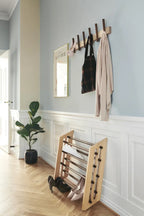 Entre med knagerække og skostativ i træ