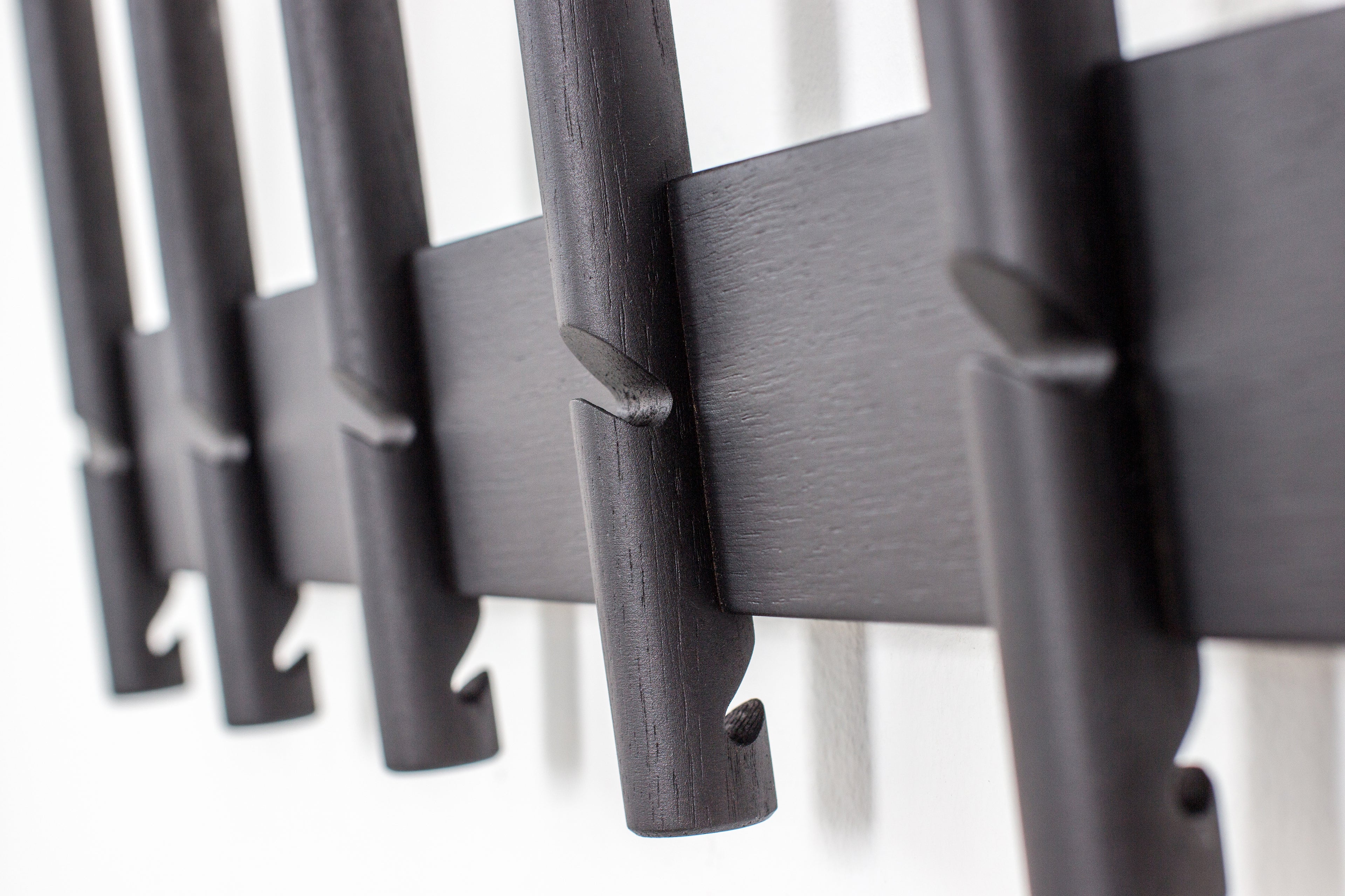 Knagerække i sort egetræ