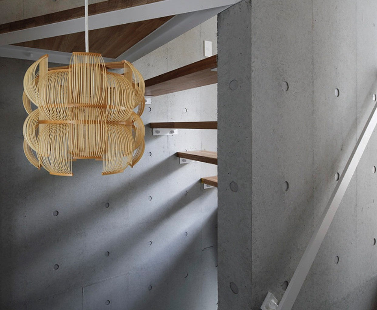 Loftlampe i entree under trappe