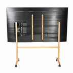 Tv stander med fjersyn på, set bagfra