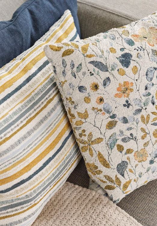 3 puder i gule og blå nuancer med blomster og striber