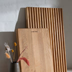 Billede af tørret blomster i vase og ét lille skærebræt og ét stort skærebræt 