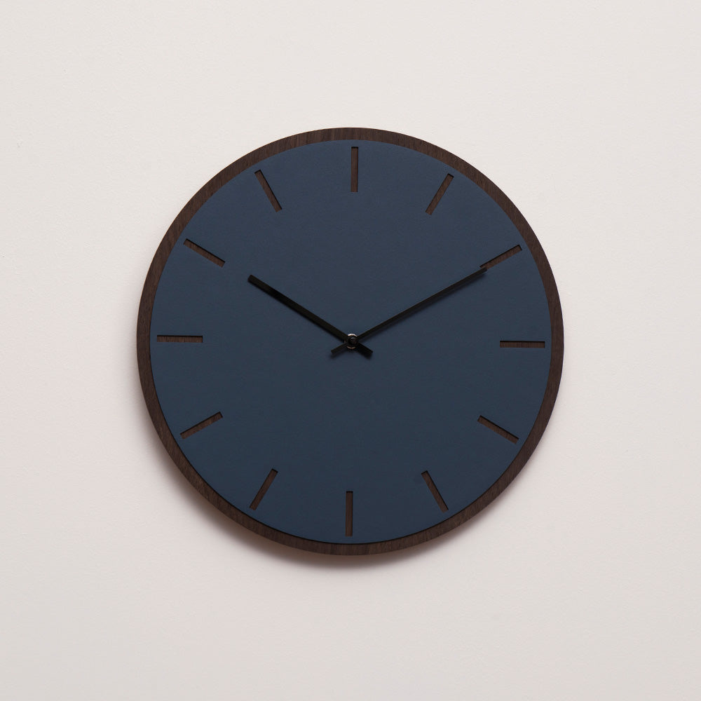 Mørkeblåt ur med sorte visere